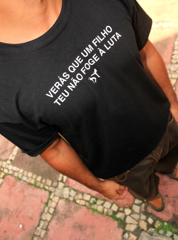 VERÁS QUE UM FILHO TEU NÃO FOGE À LUTA T-SHIRT BLACK - Imagem 2